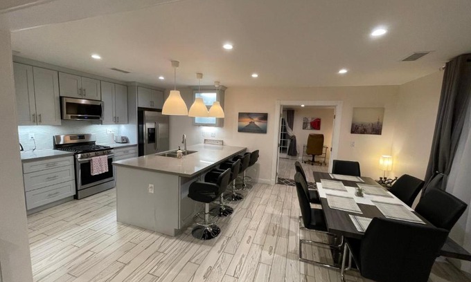 Canoga Park House | Cheerful, Beautifully Remodeled, Modern, Comfortable Home
