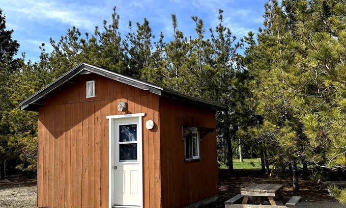 Tobermory Cabin | Cheerful cabin with free parking cabin 0