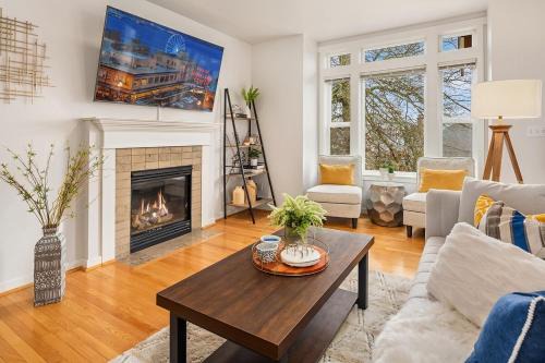 Broadway House | Cheerful Capitol Hill Home AC and 98 Walk Score