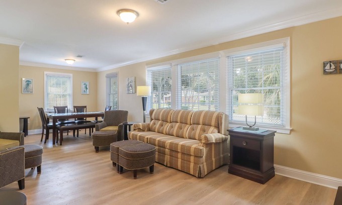 Gulfport House | Cheerful Coastal Home. Close to Beach, 4Br/2Ba, Sleeps 13 guests
