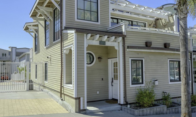 Avila Beach Condo | Cheerful Condo Just 3 min Walk to Beach - Pet Friendly