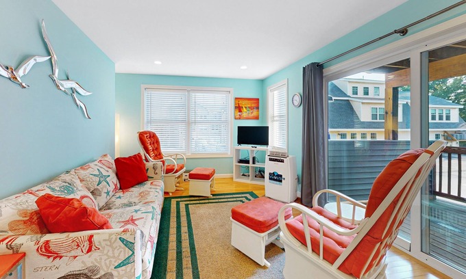 Ogunquit - Wells Condo | Cheerful condo one mile from Ogunquit Beach with a pool - near dining