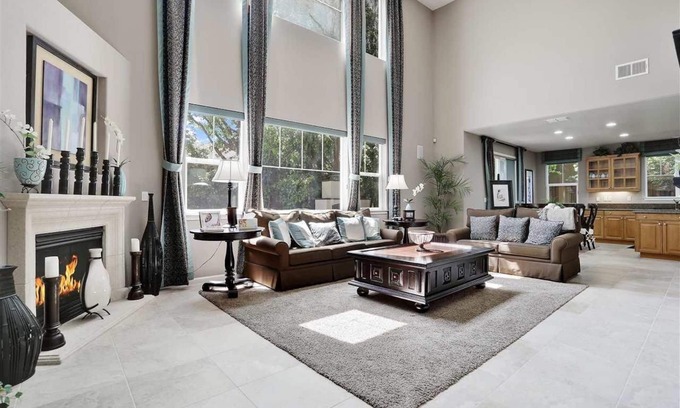 Tracy House | Cheerful Executive 4-bedroom residential home