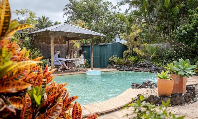 Buddina House | Cheerful Family & Pet Friendly Home with Pool