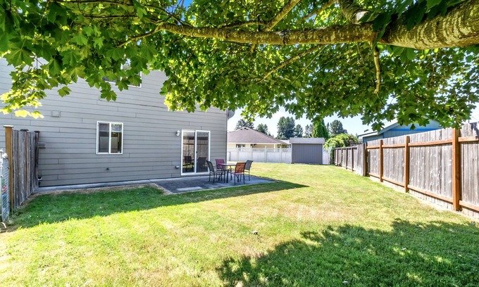 Holly House | Cheerful, Large yard, Central!
