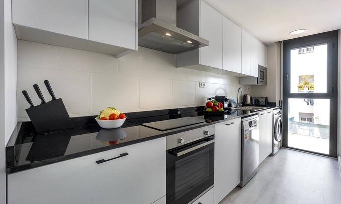 Collblanc y La Torrassa Apartment | Cheerful, modern apartment with balcony