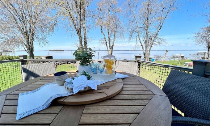 Cicero House | Cheerful Oneida Lake House