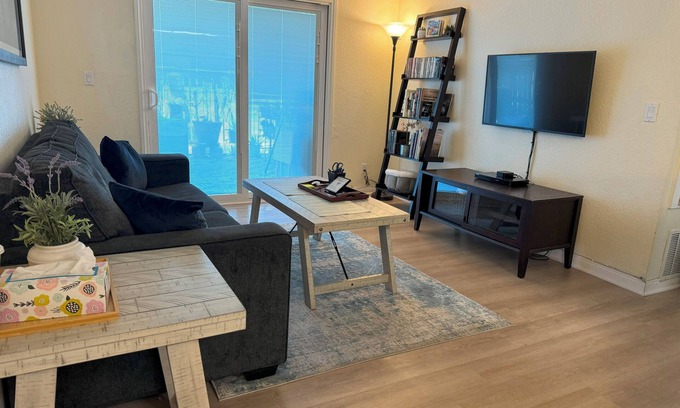 Ontario Condo | Cheerful Pet Friendly 2 BR-1BA Condo
