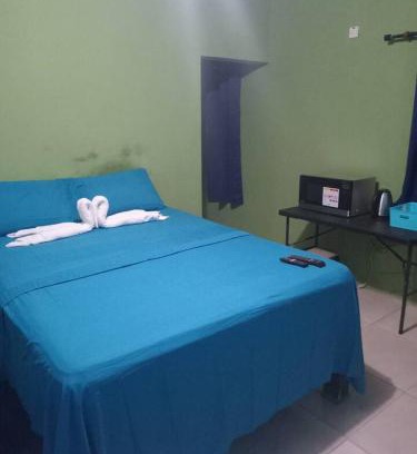 Summerfield House | Cheerful Private Bedroom with AC