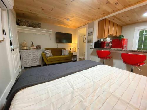 Edgecomb House | Cheerful Studio Close to Everything 12