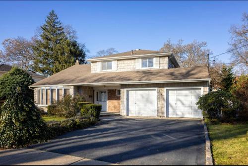 West Hempstead Apartment | Cheerful Studio Getaway/Garden/By Lake State Park.