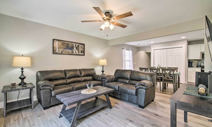 Kimberling City House | Cheerful Townhouse - Walk to Table Rock Lake!