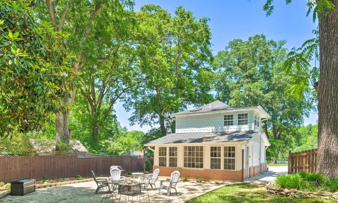 Marietta House | Cheery Cottage with Yard Less Than 1 Mile to Marietta Square