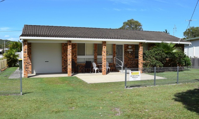 Hat Head House | Chel-sea - Modern 3-bedroom home with a sleep out in the garage in peaceful Hat Head