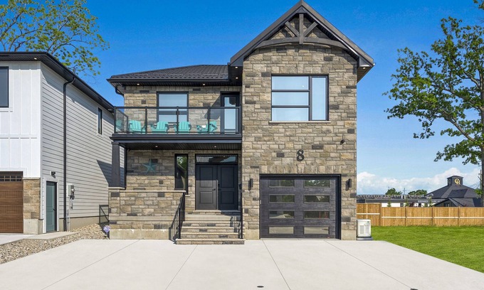 Grand Bend House | Chello’s Grand Villa, Grand Bend Beach- Steps from the Strip