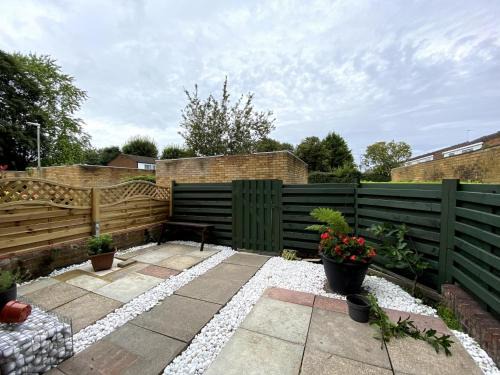 Dunstable House | Chelsea House-Huku Kwetu Dunstable-3 Bedroom House-Garden-Free Wifi-Private parking-16km from London Luton airport-close to Woburn Abbey