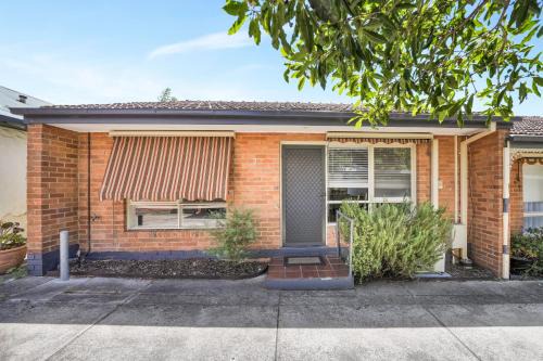 Cheltenham Apartment | Cheltenham Delight - Renovated Two Bedroom Unit