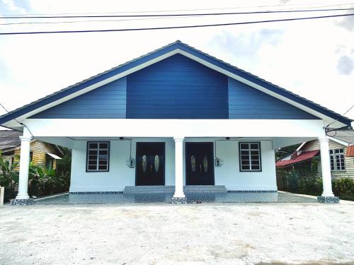 Kampung Gong Bayor House | Chempaka Suite Homestay