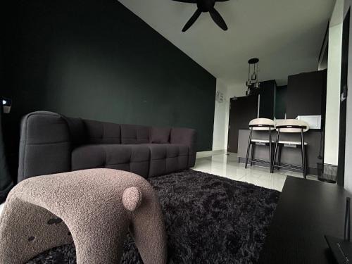 Kampung Bukit Dukong Apartment | Cheras traders garden Black Lover trader square 2 bedroom , WI-FI , projector