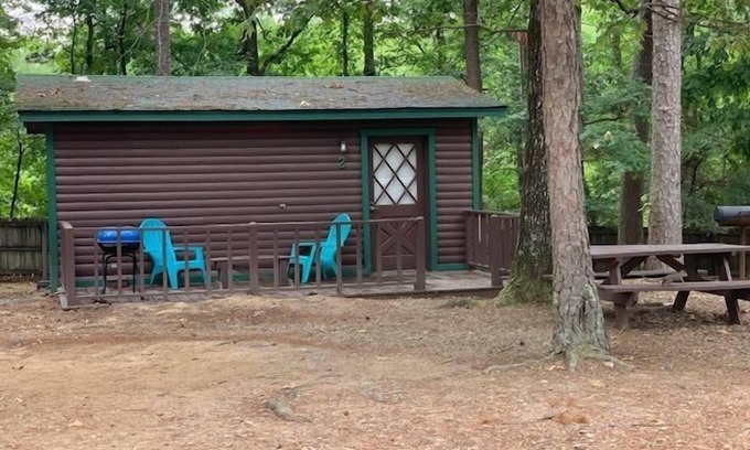 Broken Bow Cabin | Cherokee Rose, Sleeps 4 guest w/fully stocked kitchen, & Fishing Pond!
