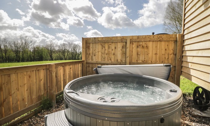 Staple Hill Cottage | CHERRY BLOSSOM, character holiday cottage, with hot tub in Warmley