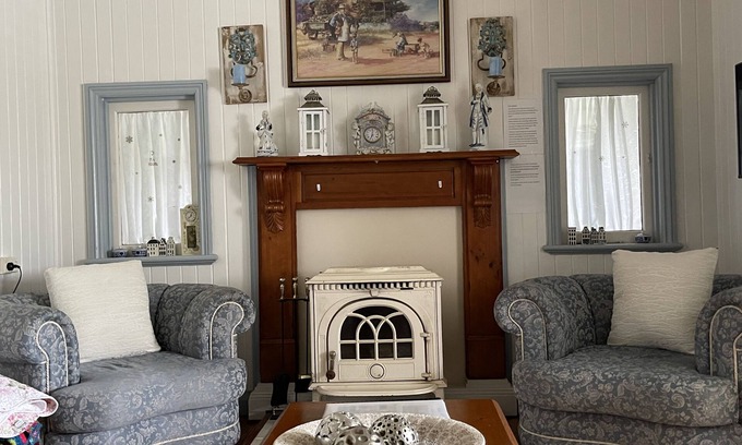 Stanthorpe House | Cherry Blossom Cottage- country Charm with Spa