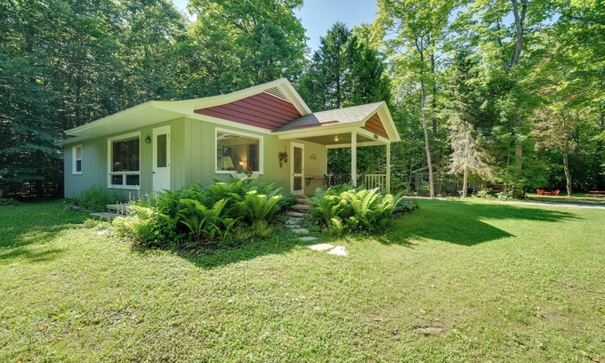 Fish Creek Cottage | 'Cherry Cottage' - Walk to Peninsula State Park!