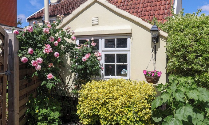 Martlesham Heath Cottage | CHERRY TREE COTTAGE, WOODBRIDGE, pet friendly in Woodbridge