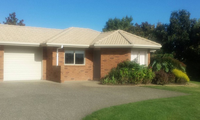Te Awamutu House | Cherry Tree Lane Accommodation, Quiet location bordered by farmland.