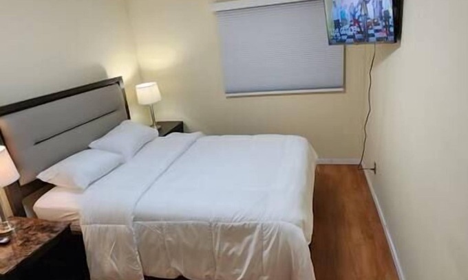 Winnipeg Apartment | Chesskings Guest House - Unit 2 Notredame Avenue