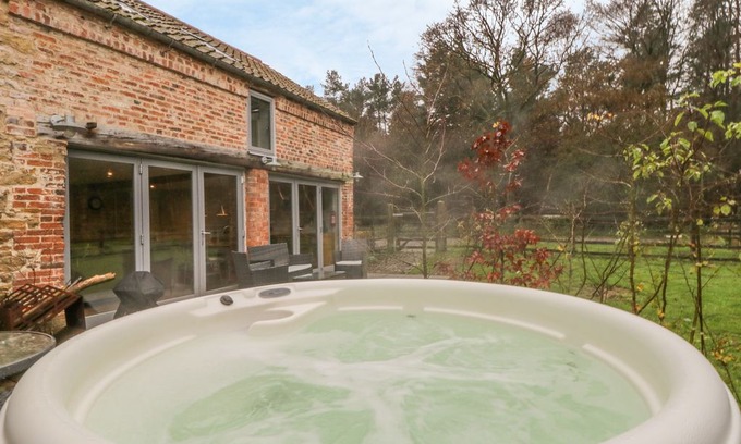 Tealby Cabin | Chestnut Cottage at Bluebell Glade, TEALBY