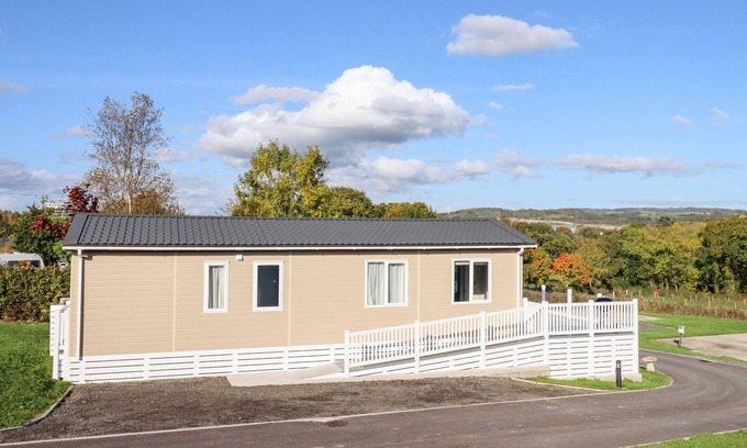 Teigngrace Cottage | CHESTNUT LODGE, pet friendly, luxury holiday cottage in Newton Abbot