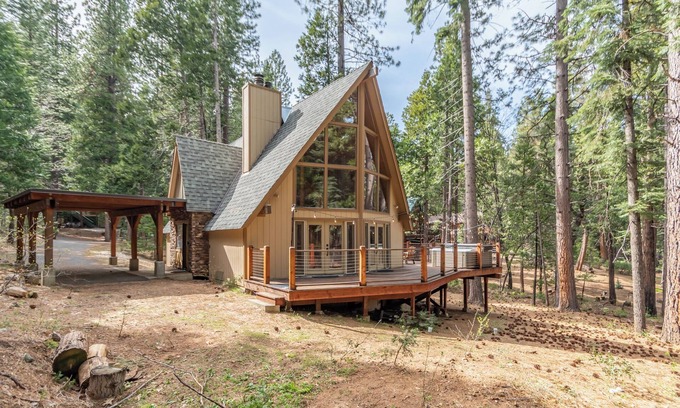 Arnold Cabin | Cheyenne Chalet- A/C, Hot Tub-Sleeps 12