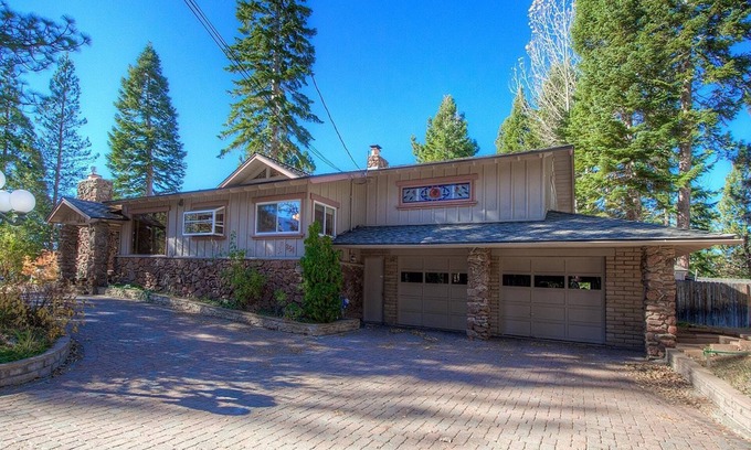 Round Hill Village House | Cheyenne Chalet - Lake Tahoe Getaway (NVH1257)