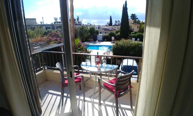 Paphos Apartment | 'Chez Antoine' Pool-View 5min from Sea