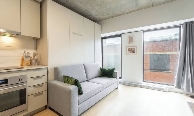 Latin Quarter Apartment | Chez Lisa | Gym | Patio & BBQ | TV & WIFI | AC