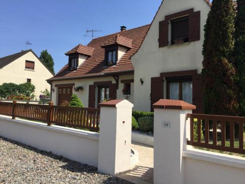Coucy-le-Chateau-Auffrique Apartment | CHEZ MARIA ET JOSE