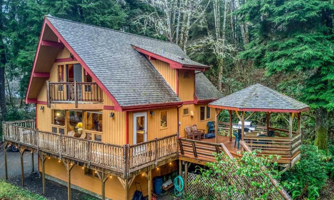 Cloverdale House | Chez Nous Chalet - Meredith Lodging