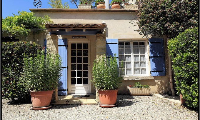 Rognonas Cottage | "Chez Pauline" sleeps 2 self catering luxury gite 10mins from Avignon!