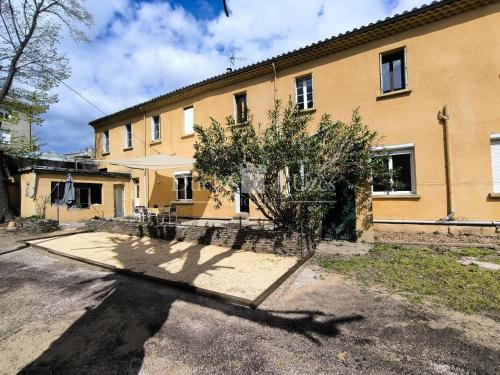 Besseges House | Chez VanVan
