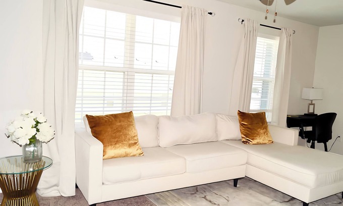Lincoln Park House | Chic 1-bedroom building in charming Providence Village with fitness room, AC