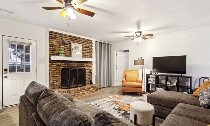 Cliftondale Apartment | Chic 1-Bedroom Retreat: Modern Comfort & Convenience for Your Next Stay! WiFi+AC