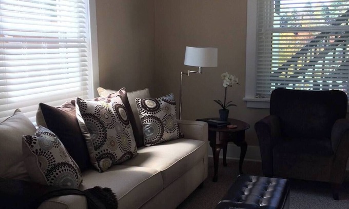 Forest Hills Apartment | Chic 1-bedroom with WiFi and AC in awesome Pittsburgh