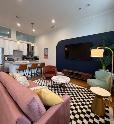 Near West Side Apartment | Chic 1 BR w Parking
