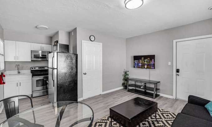 Dania Beach Condo | Chic 1BR Getaway Near FLL Airport + 6 MN to Ocean