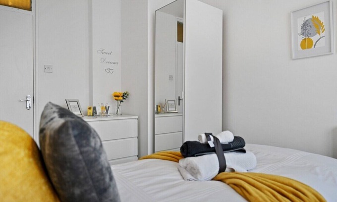 Brixton Apartment | Chic 2-Bed Flat with Workspace, Balcony, Parking
