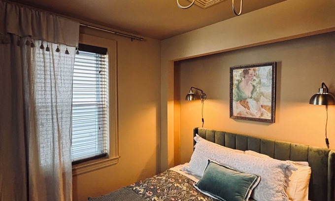 Jersey City Apartment | Chic 2-bedroom apartment in the Downtown of Jersey City. 8 min to the NYC train