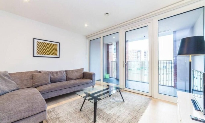 Evelyn Apartment | Chic 2-Bedroom Apartment in Canada Water, London - Stylish Retreat River Thames