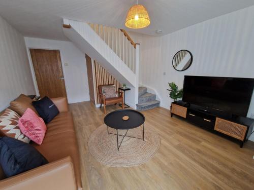 Tredegar House | Chic 2 Bedroom Close to Town with Free Parking