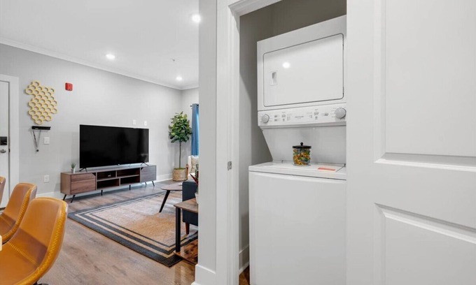 Port Wentworth Apartment | Chic 2-bedroom Stay with AC, fitness room, pool, WiFi - E